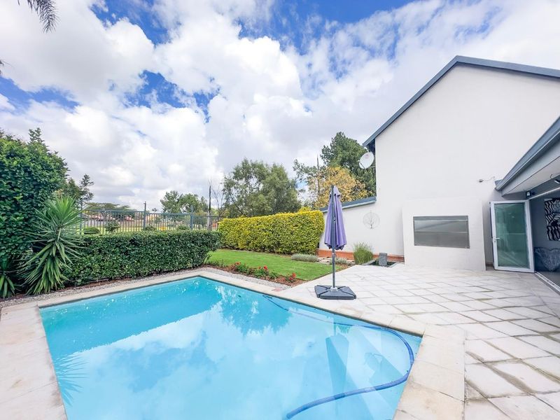Elegant 4 Bedroom Family Home with a Study in Taemane Golf View Estate - Photo 6