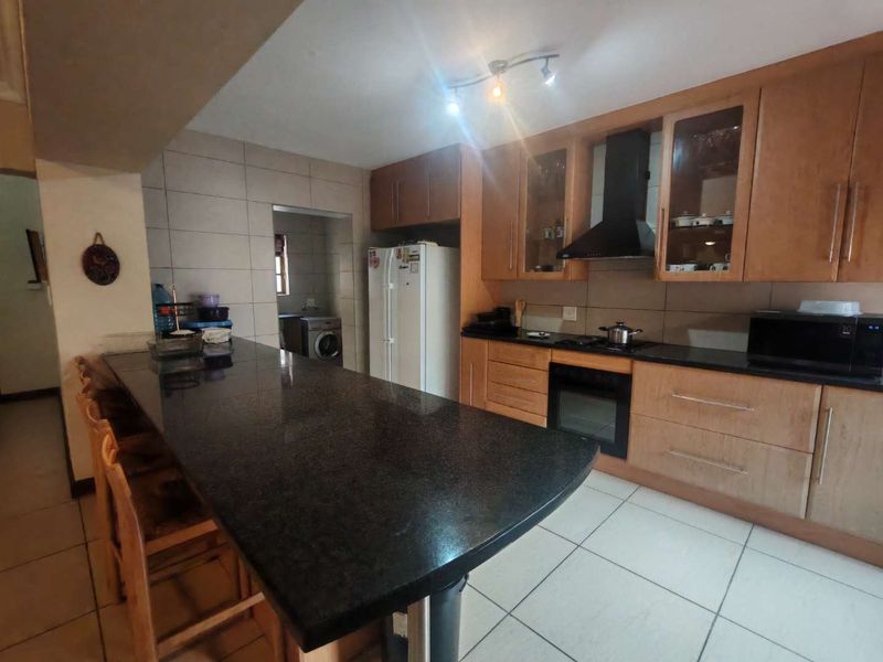 SPACIOUS AND VERY NEAT, CLOSE TO ALL THE AMENITIES - Photo 3