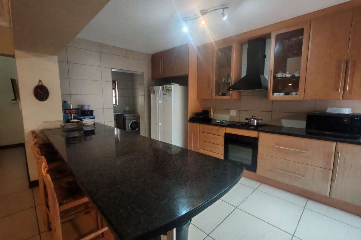 SPACIOUS AND VERY NEAT, CLOSE TO ALL THE AMENITIES - Photo 3