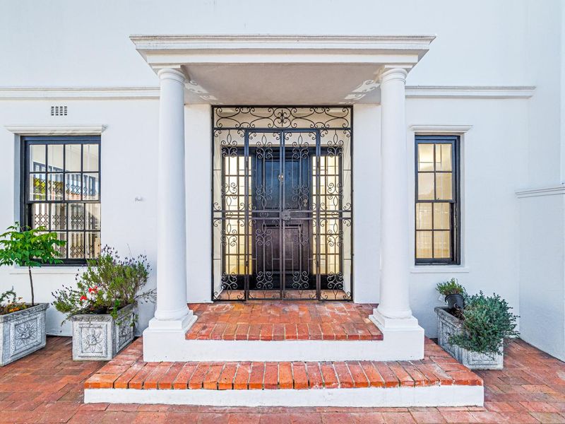 Stylish, Sun-Drenched Family Home in the Heart of Harfield Village - Photo 4