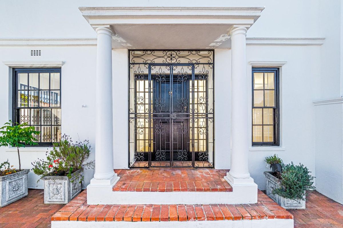 Stylish, Sun-Drenched Family Home in the Heart of Harfield Village - Photo 4