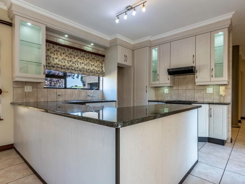 Charming full title, low maintenance face brick home for sale in Farrarmere - Photo 8