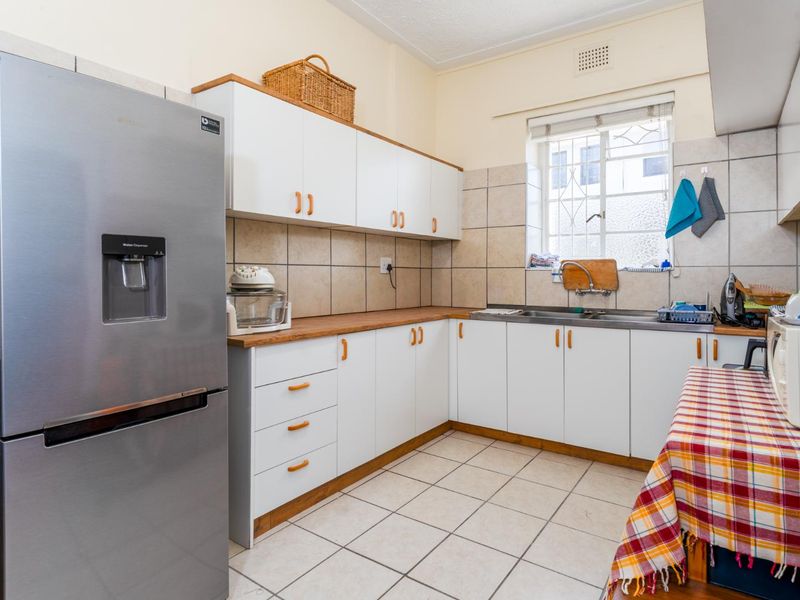 Brand new listing! Spacious and sunny ground floor 2 bedroom apartment situated on Rondebosch Boys Junior's doorstep - Photo 8