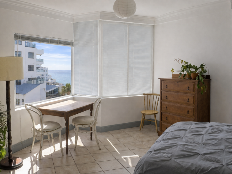 Charming Sea Point Studio Apartment with Sea Views - Photo 2
