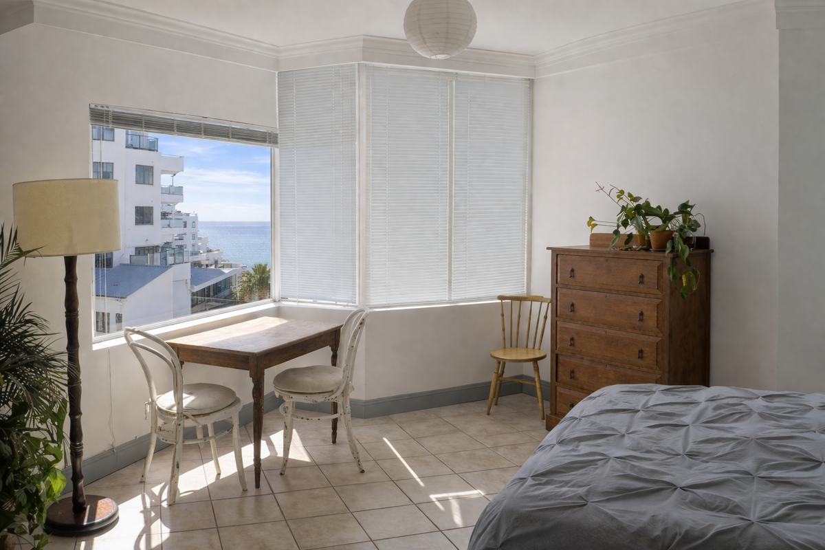 Charming Sea Point Studio Apartment with Sea Views - Photo 2