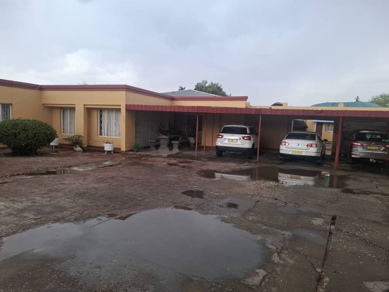 🏡 FOR SALE | Pioneerspark  4-Bedroom House with Bachelor Flat – N$ 4,100,000 - Photo 2