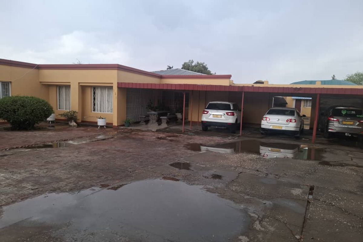 🏡 FOR SALE | Pioneerspark  4-Bedroom House with Bachelor Flat – N$ 4,100,000 - Photo 2