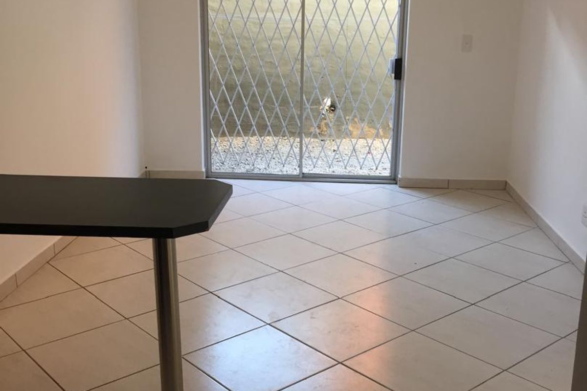 Apartment For Sale In Otjomuise 2, Otjiwa Court 081 495 6379 - Photo 3