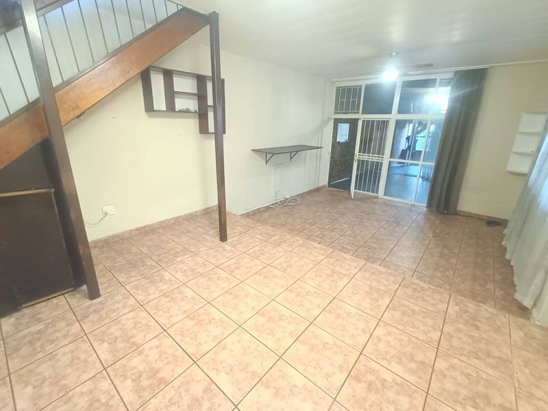 Spacious Duplex For Sale in Clubview. - Photo 6