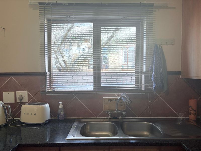 Modern 2-Bedroom, 2-Bathroom Townhouse in Prime Security Estate - Photo 10