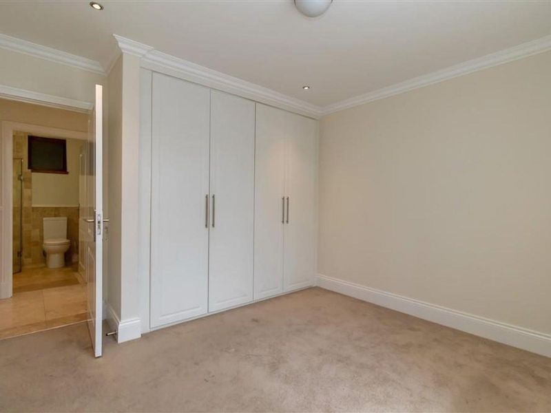 Lovely upmarket apartment - Photo 5