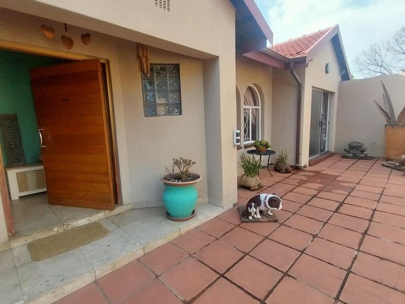 Family-Friendly Luxury: 4 Beds, Pool, & Pet-Ready - Photo 4