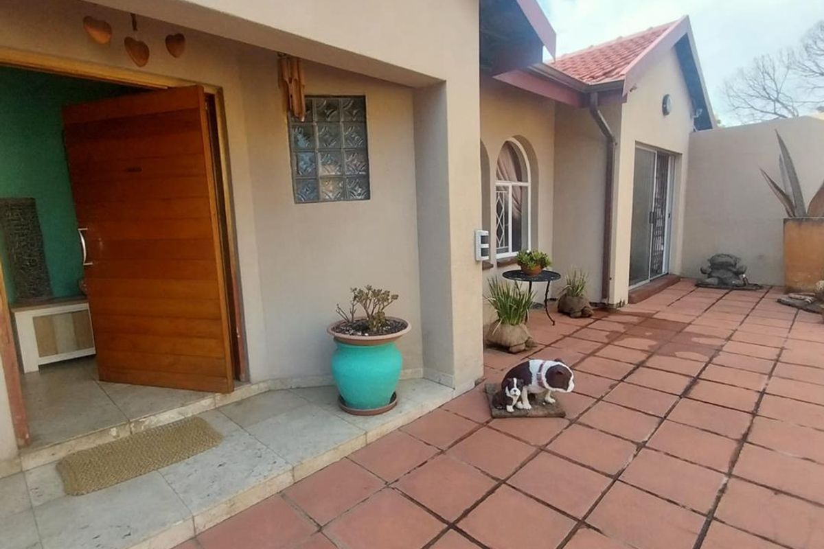 Family-Friendly Luxury: 4 Beds, Pool, & Pet-Ready - Photo 4