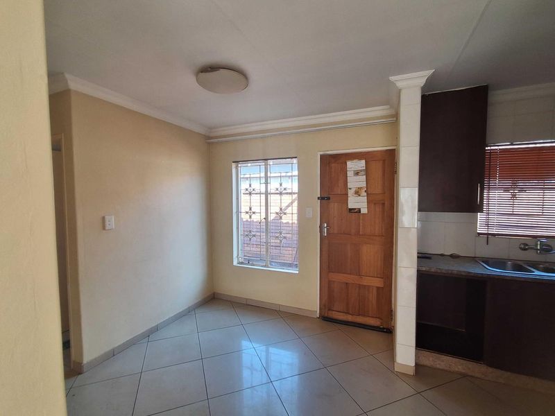 2 Bedroom House to Rent in The Orchards - Photo 4