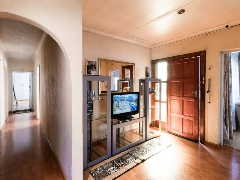 Income generating 3 Bedroom House with 2x Flatlets - Photo 3