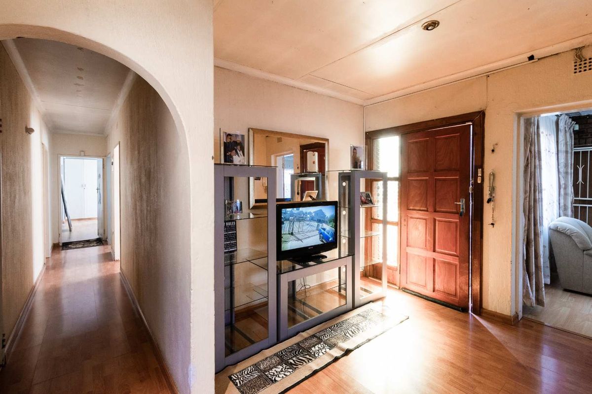 Income generating 3 Bedroom House with 2x Flatlets - Photo 3