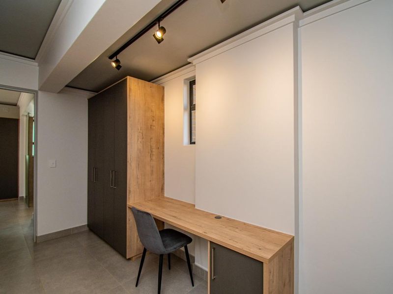 Modern 3-Bedroom with contemporary living! - Photo 10