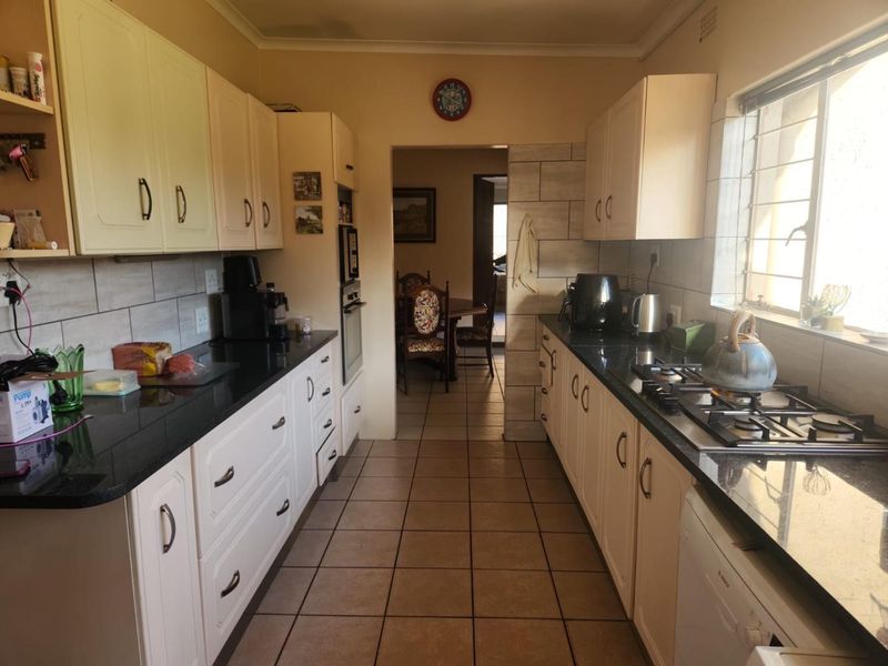 Exceptional Family Home in Enclosed Area with a two Bedroom Flat - Photo 2