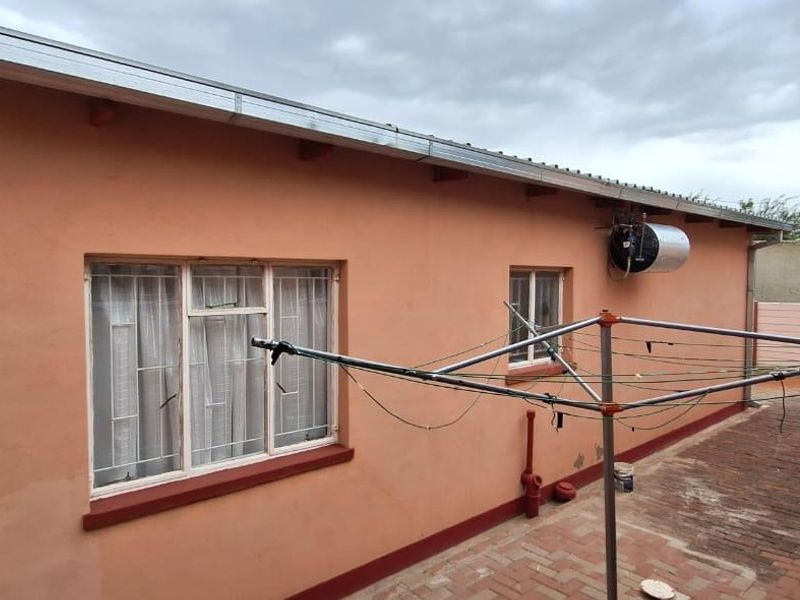 "Khomasdal: 3-Bed Family Home + 2-Bed Flat!" - Photo 3