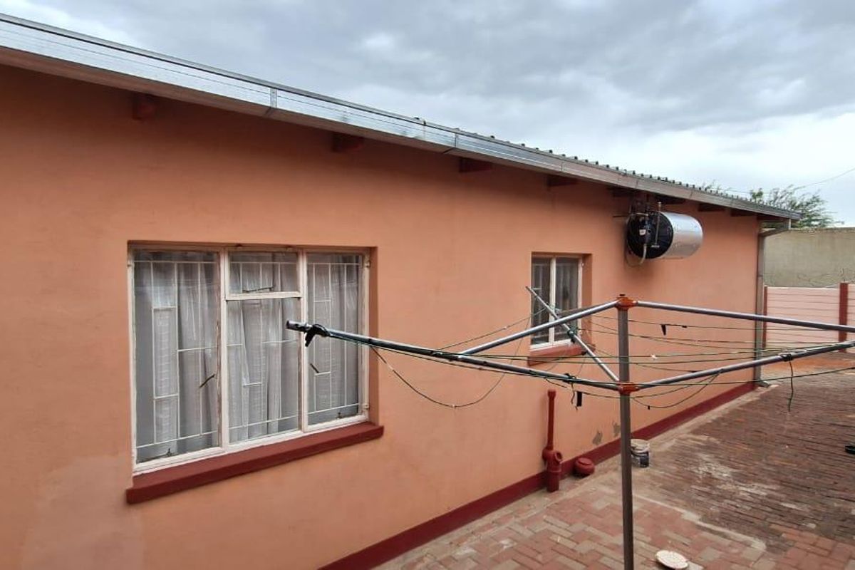 "Khomasdal: 3-Bed Family Home + 2-Bed Flat!" - Photo 3