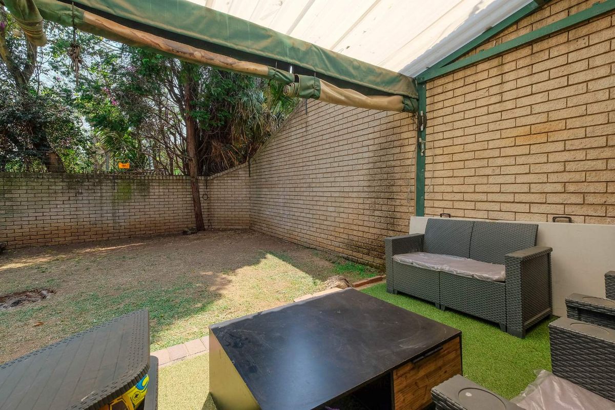 Spacious 3 Duplex Bedroom,2.5 Bath with own garden - Photo 2
