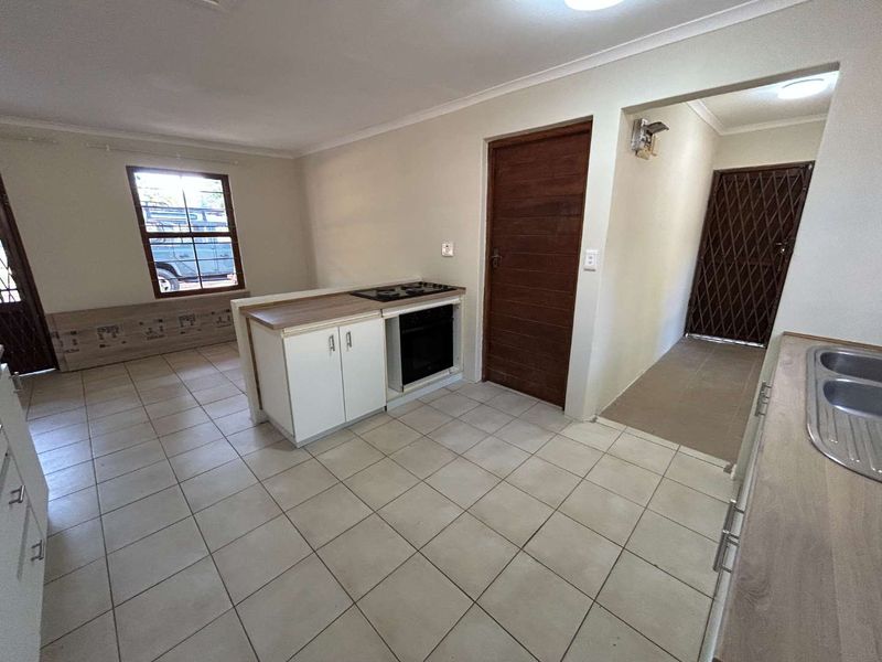 Spacious 2 Bedroom Cottage with Garage & Private Garden - Photo 8