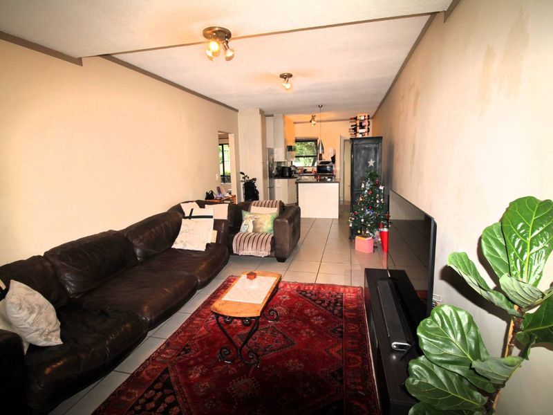 Charming 2 Bedroom Garden Apartment in Secure Estate - Photo 3