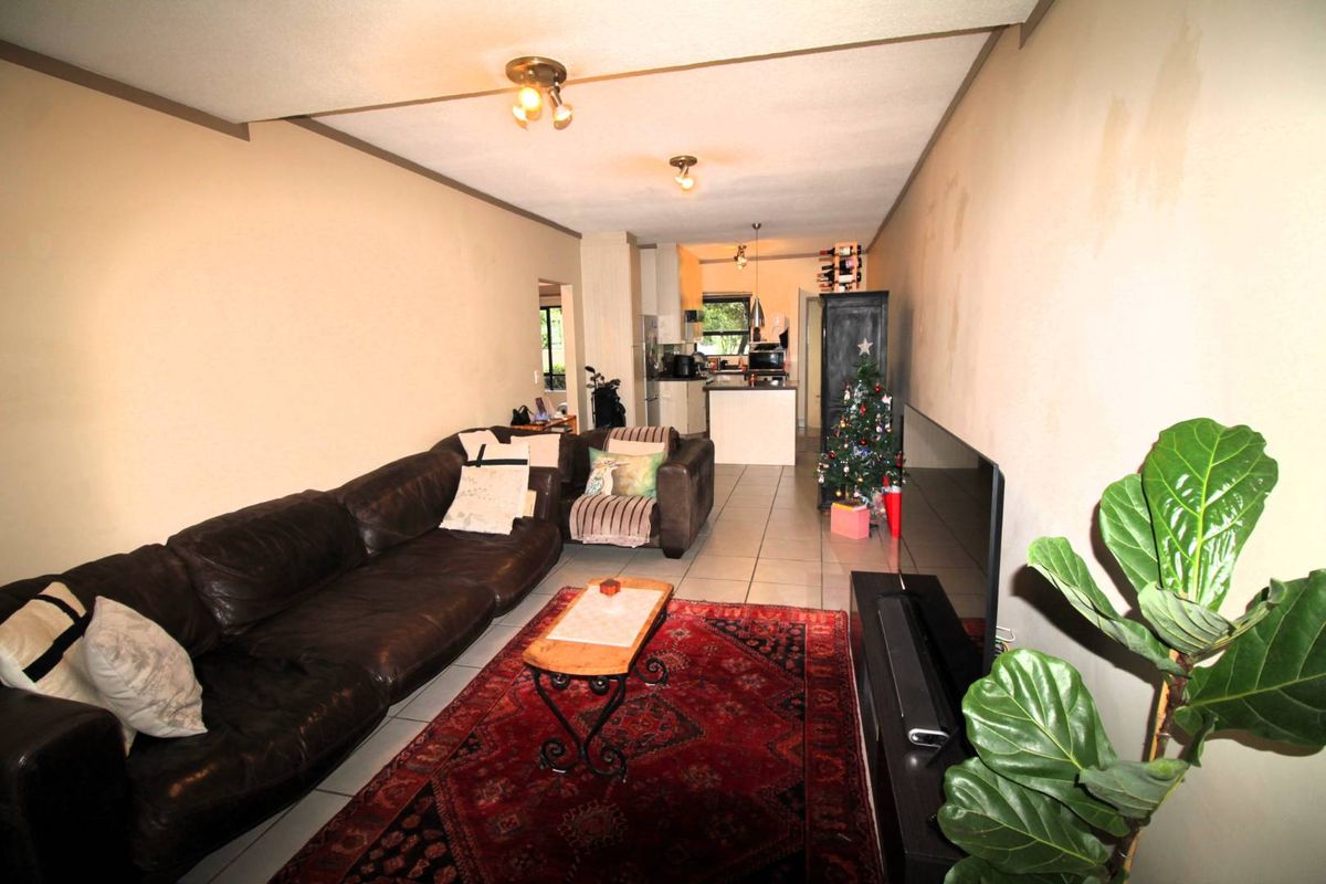 Charming 2 Bedroom Garden Apartment in Secure Estate - Photo 3