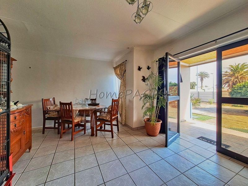 Central, Walvis Bay:  Spacious Corner 3 Bedr Home with 2 Bedr Flat is for Sale - Photo 9