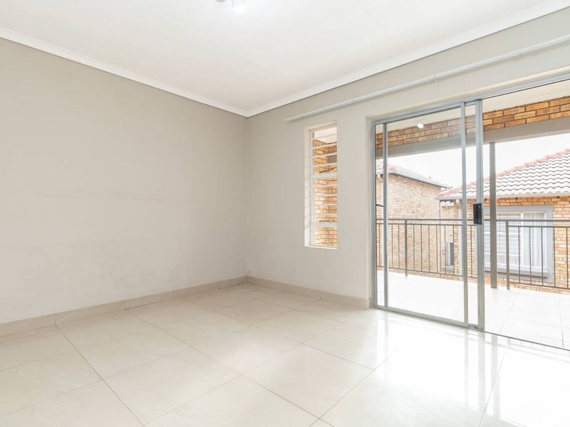 Spacious Duplex 3 Bedroom Townhouse - Photo 8