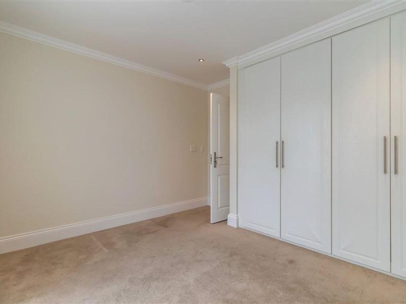 Lovely upmarket apartment - Photo 6