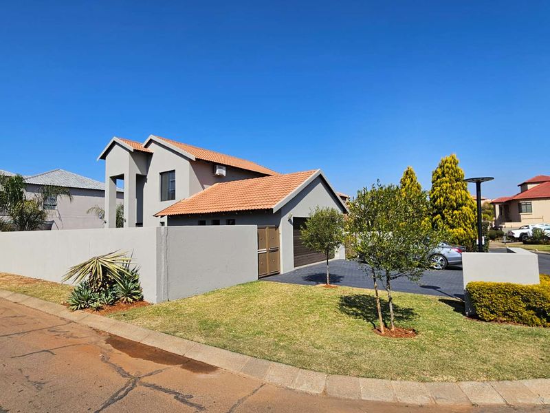 3 Bedroom Family Home in Melodie Hartbeespoort - Photo 3