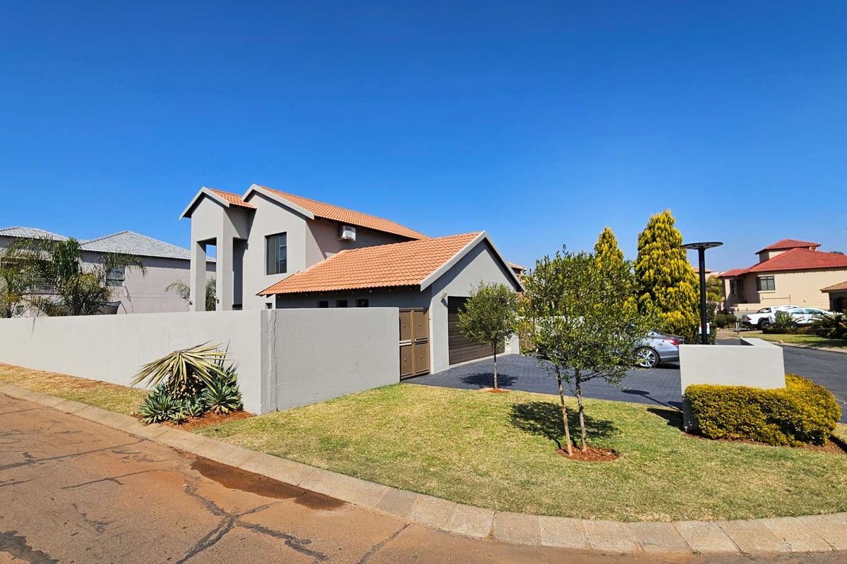 3 Bedroom Family Home in Melodie Hartbeespoort - Photo 3