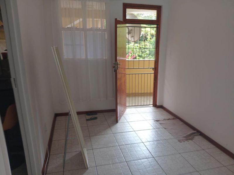 Charming 2-Bedroom Apartment in Empangeni's Fairview: Bright Living with Modernisation Potential - Photo 5