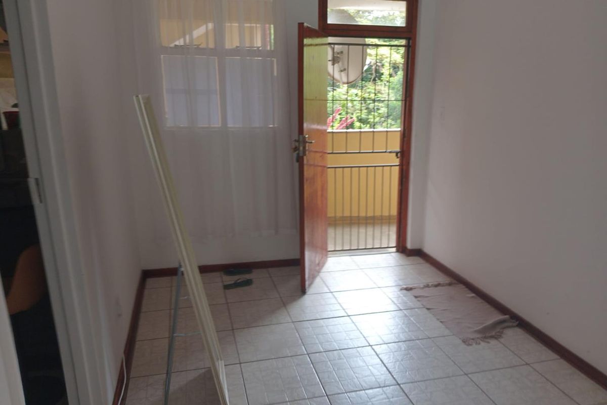 Charming 2-Bedroom Apartment in Empangeni's Fairview: Bright Living with Modernisation Potential - Photo 5