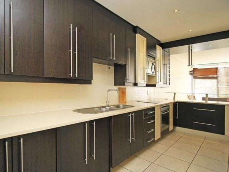 Modern Apartment in the Heart of Bedfordview - Photo 2