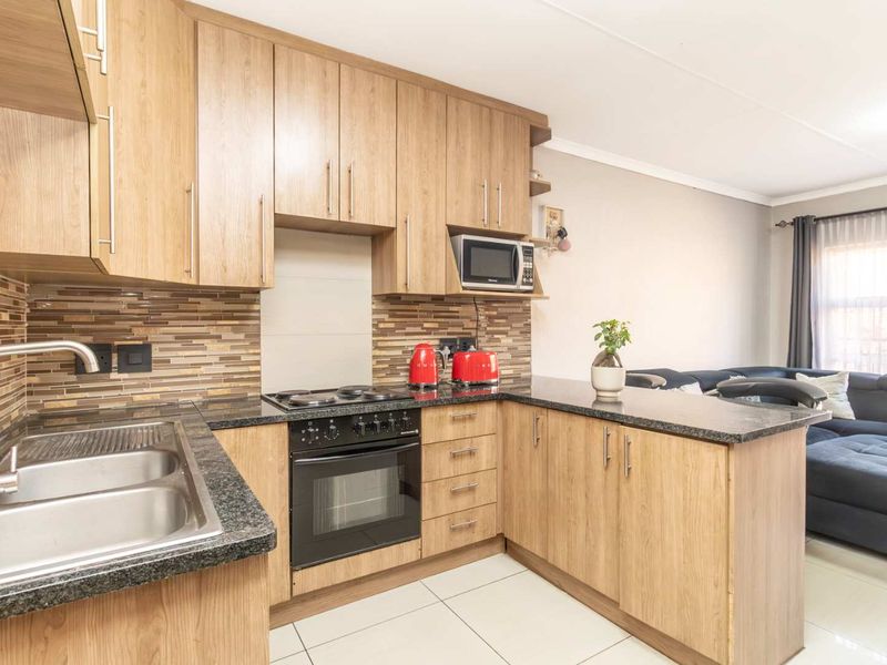 Modern 2-Bed Townhouse with Patio & Garden - Photo 5