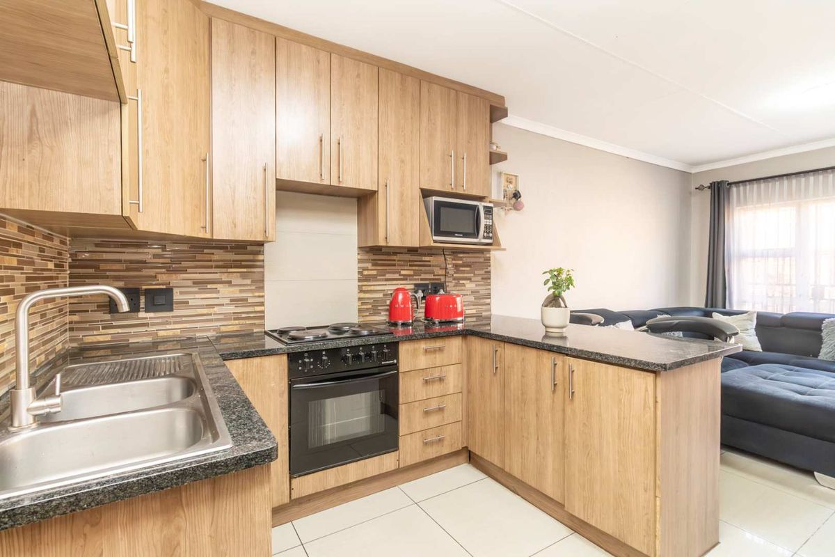 Modern 2-Bed Townhouse with Patio & Garden - Photo 5