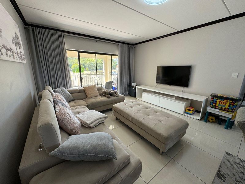 Upmarket Three Bedroom First Floor Apartment For Sale In The Walford - Photo 9