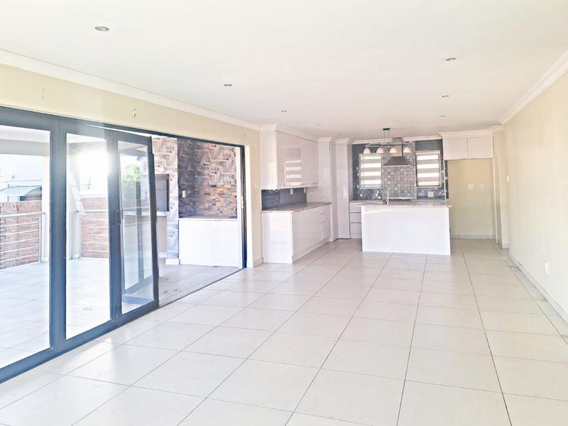 WELL PLANNED MODERN HOME. - Photo 3