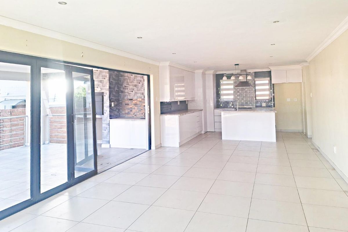 WELL PLANNED MODERN HOME. - Photo 3