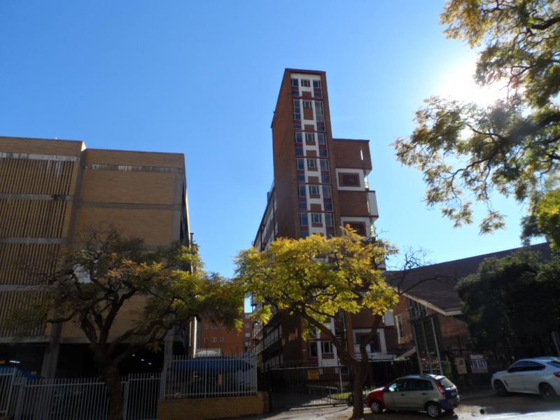 BACHELOR FLAT TO RENT IN ARCADIA - Photo 2