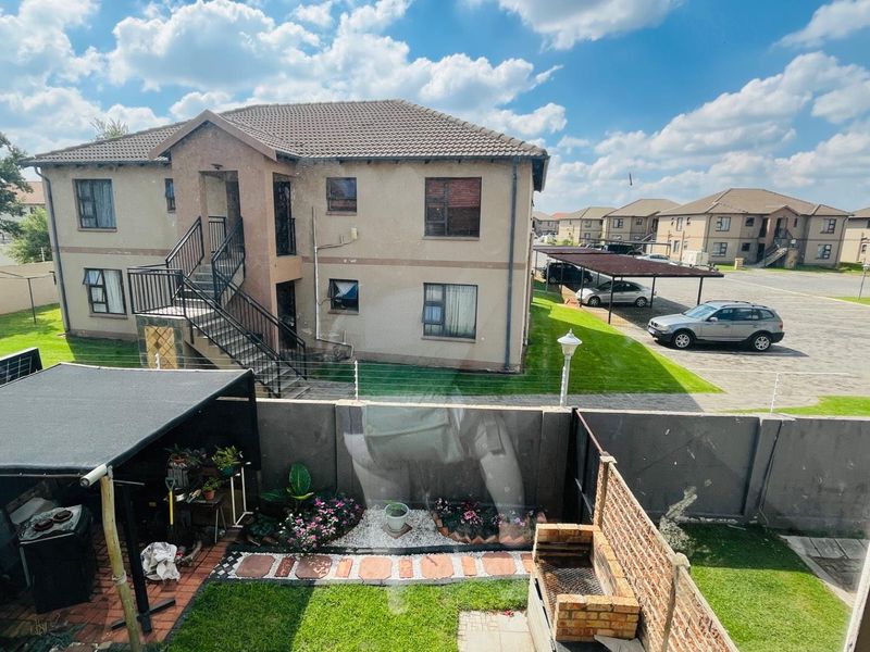 Lock up and go apartment in estate! - Photo 2