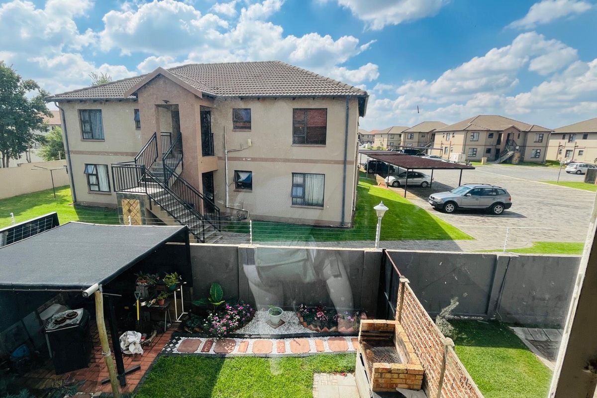 Lock up and go apartment in estate! - Photo 2