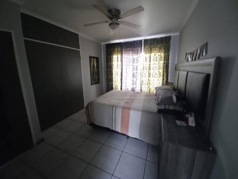 Spacious 3 Bedroom 2 Bathroom - Photo 6