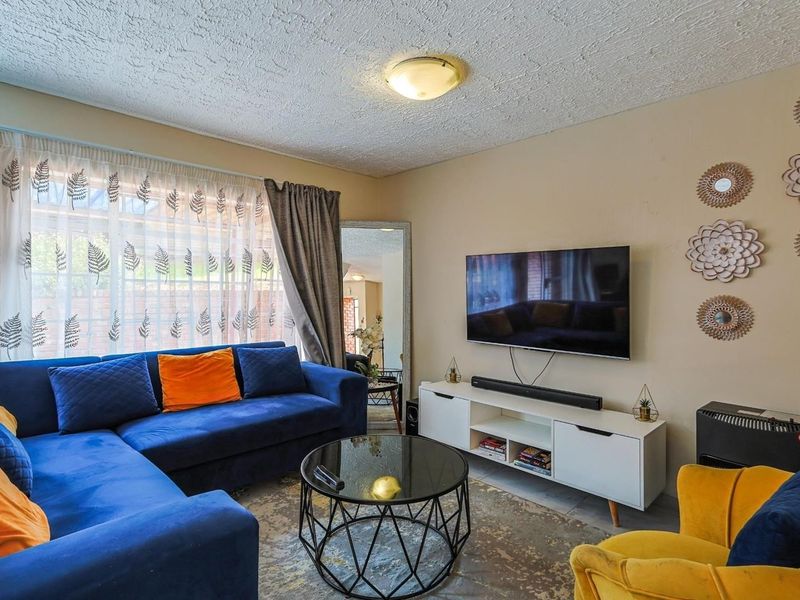 Stylish three-bedroom townhouse is the perfect opportunity for first-time buyers looking for comfort, convenience, and modern living. - Photo 8