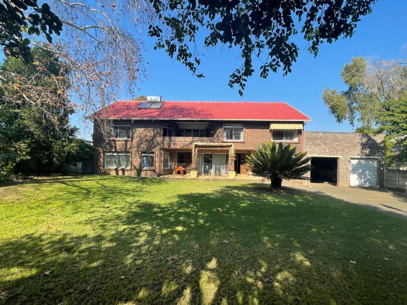 8 Bedroom house with so much potential - Photo 6