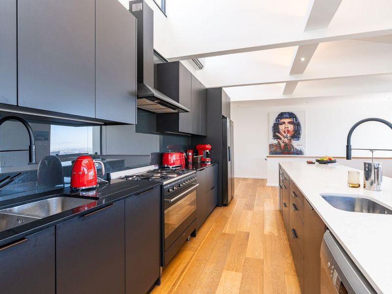 Spacious Layout Designed for Comfortable Living in Tamboerskloof - Photo 10