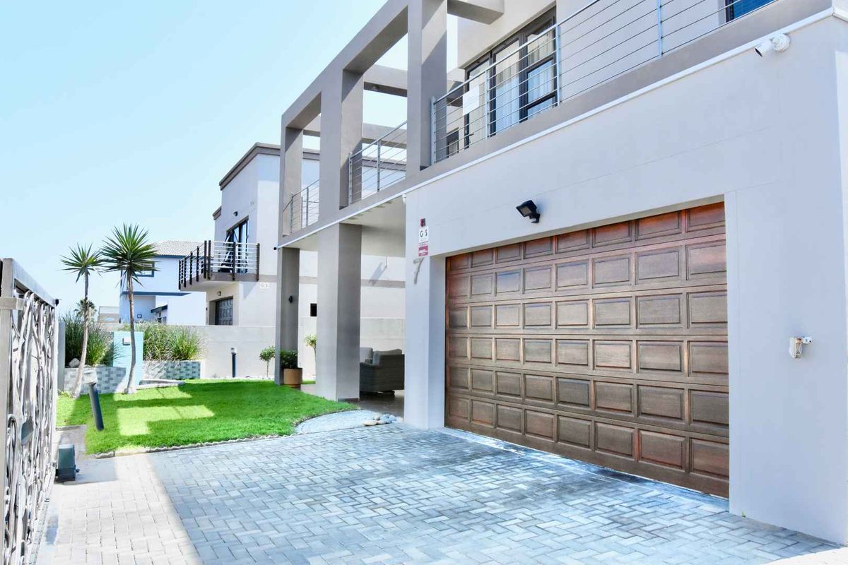 Spacious 4-Bedroom Family Home with Boma & Jacuzzi in prime location - Photo 3