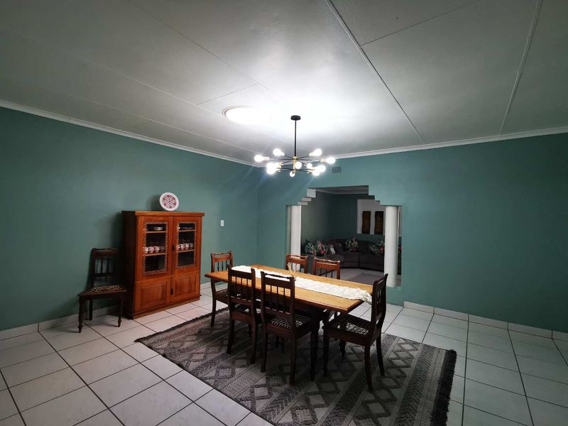 Exceptional Family Estate with Cottage, Flatlet & Entertainment Facilities - Photo 7